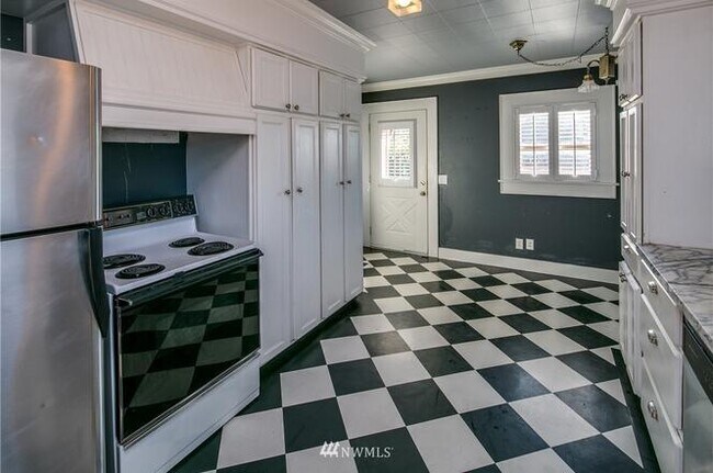 Foto del edificio - Walk to Schools, Downtown & Waterfront from Lettered Streets 5bd Home