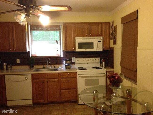 Building Photo - 3 br, 1 bath House - 407? Water?? St?
