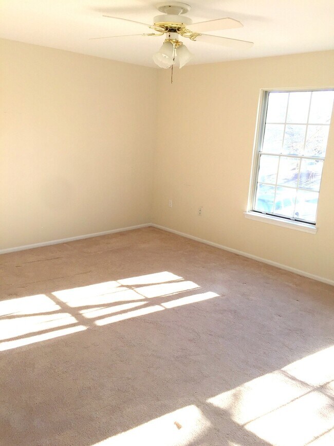 Foto del edificio - 2 bed room for rent  2732 Bordeaux Pl Wood...