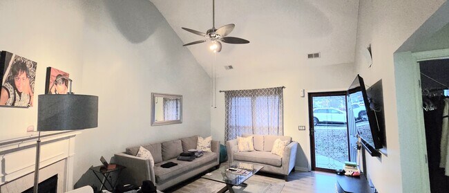 Building Photo - 5464 Daniel Ray Dr