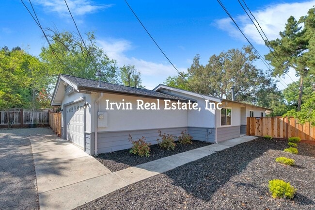 Building Photo - Charming 3 bedroom and l bath