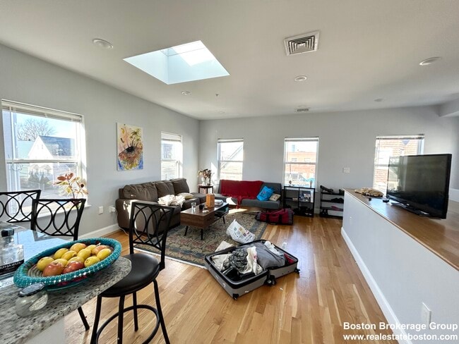 Building Photo - 65 Burrell St