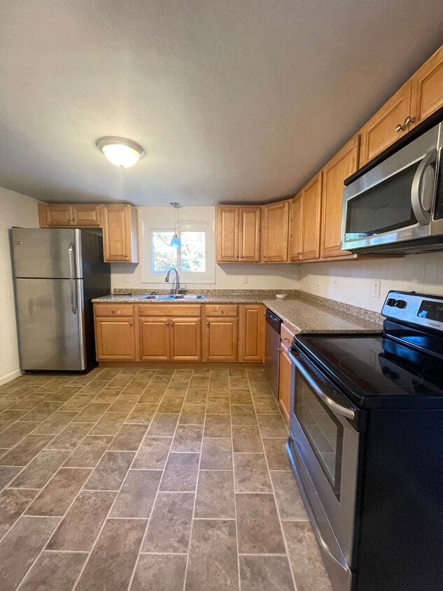 438 Borough Rd Unit Upstairs B, Pembroke, NH 03275 Apartments in