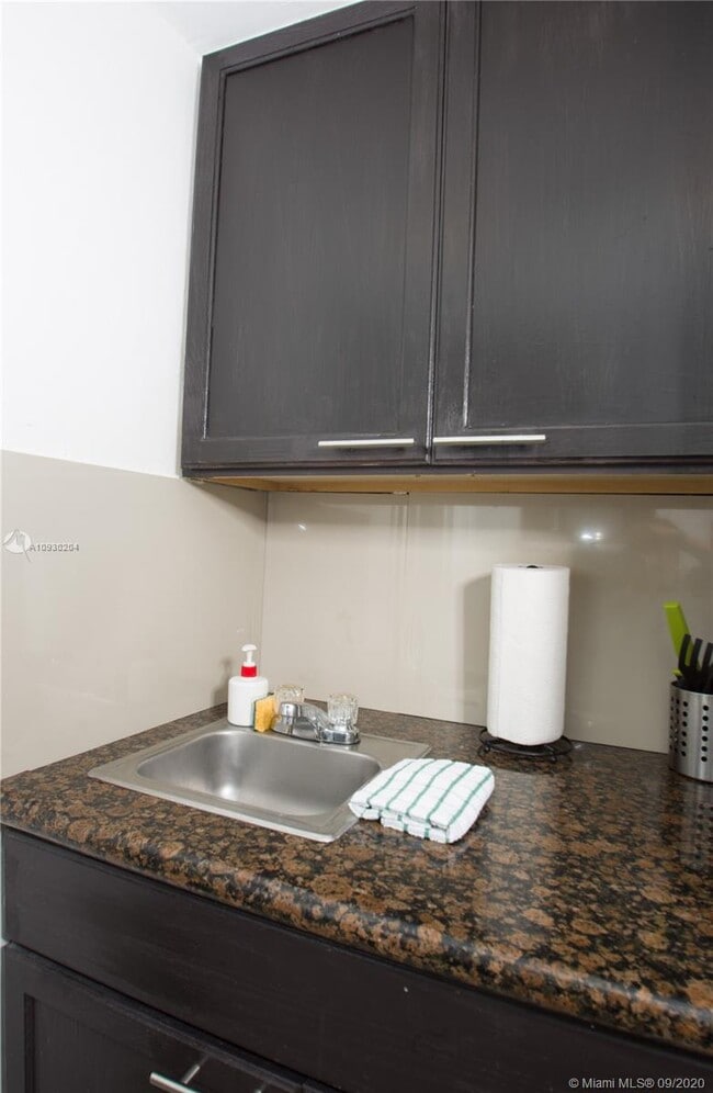 Building Photo - 5445  Collins Ave 525 Miami Beach Fl 33140