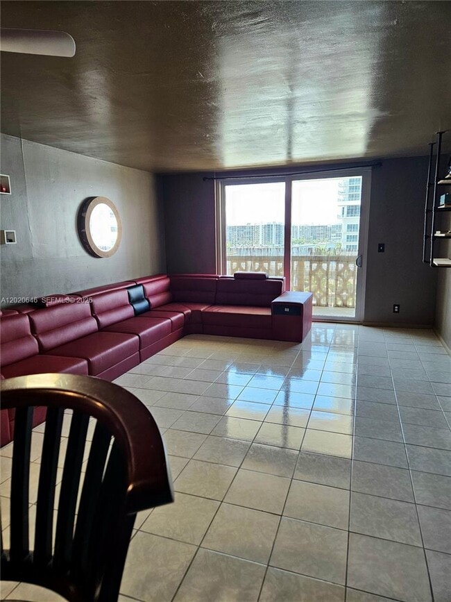Building Photo - 1817 S Ocean Dr