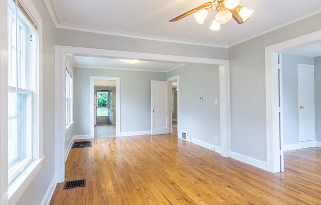 Building Photo - Charming West Plaza Bungalow