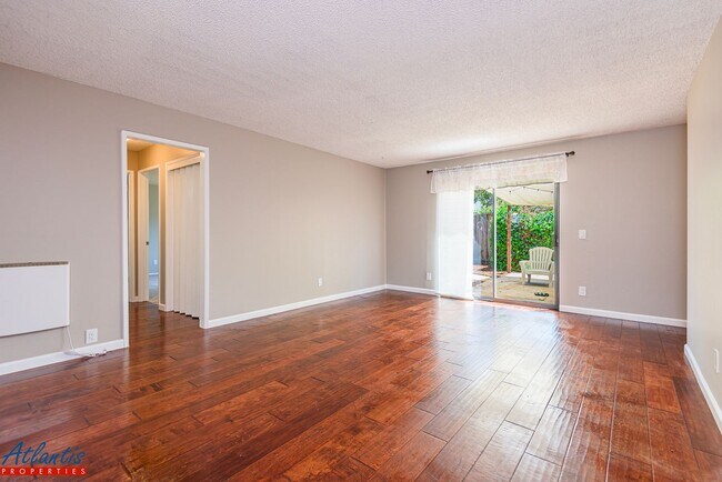 Foto del edificio - Lovely Condo | Private Yard | Prime Location