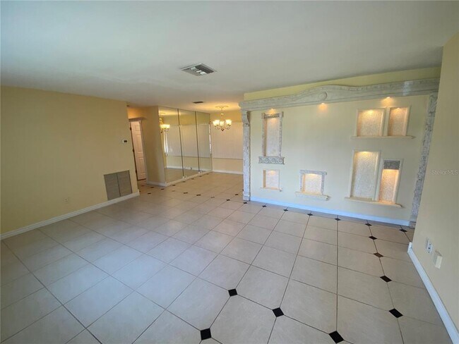 Building Photo - 586 E Lake Dr