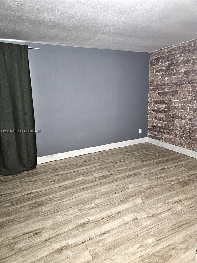 Foto del edificio - 5627 SW 26th St