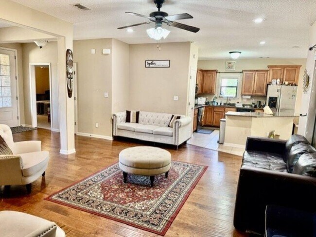 Foto del edificio - 3522 Golden Valley Ln