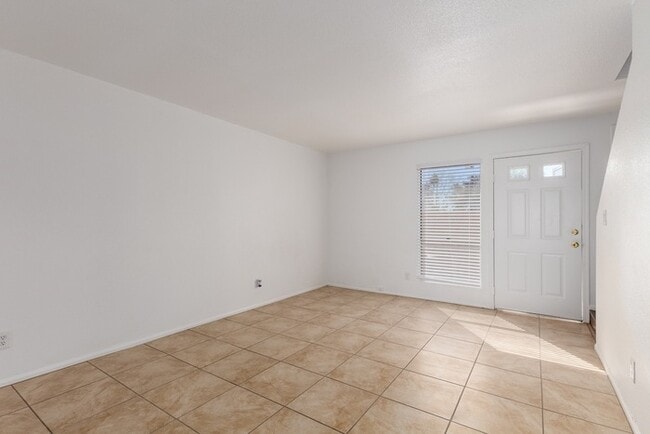 Building Photo - 2 bedroom townhouse $1199.00