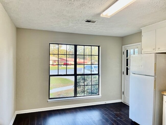 Building Photo - Crosscreek Dr #6