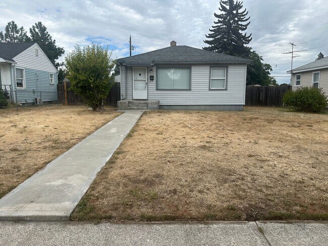 Building Photo - 2 Bed One Bath Home w/ Large 2 Car Garage