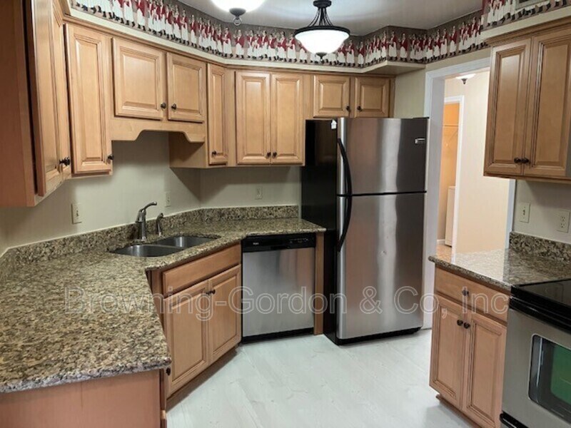 Foto principal - 155 Hillsboro Pl