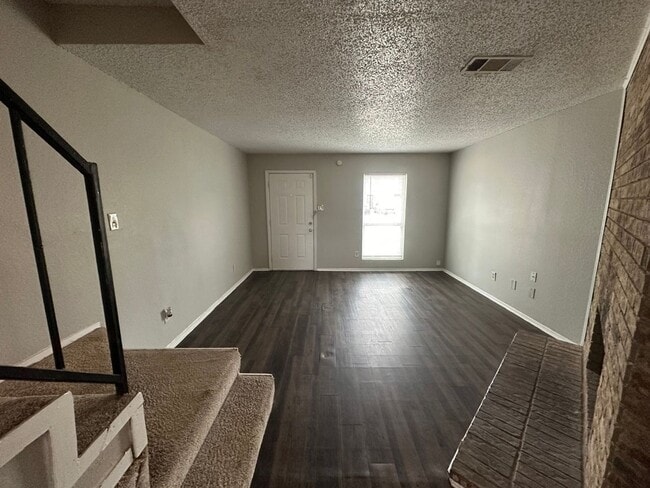 Building Photo - 2 story townhome with private fenced yard for rent!