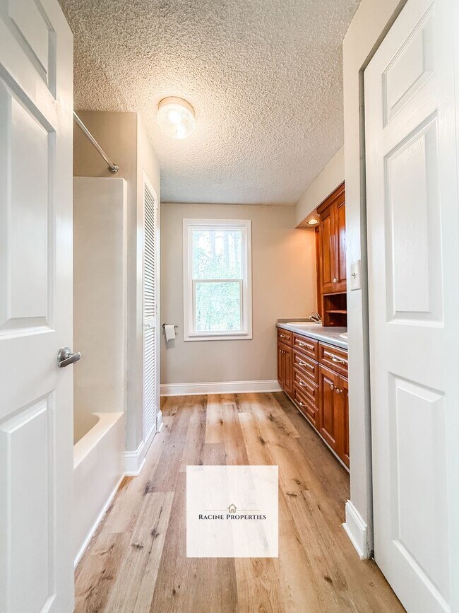 Building Photo - Country retreat in Piedmont!