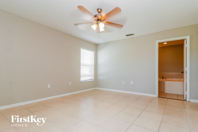 Building Photo - 2916 NE 5th Pl