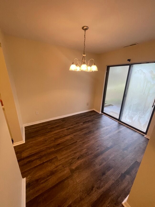 Building Photo - 2BD 1.5BA Townhome!