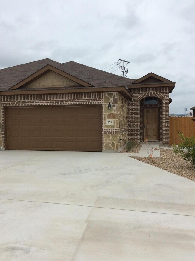 Foto del edificio - LUXURY TOWNHOME LOCATED IN PECAN PARK, BASTROP, TEXAS!
