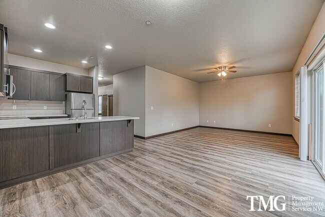 Building Photo - 2 Bedroom 2 Bathroom Duplex in a New Great Washougal Location!