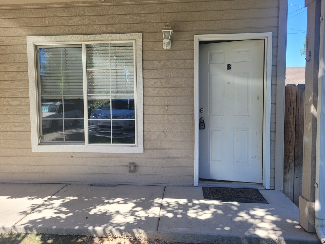 Front Entrance - 1415 E Maple St