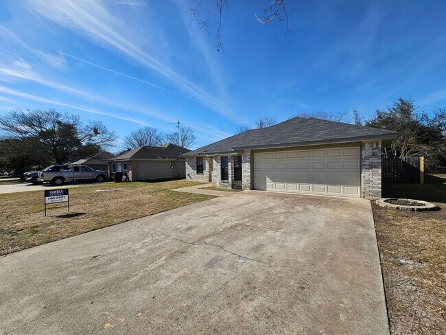 Foto del edificio - AVAILABLE NOW!