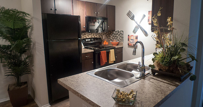 RepublicAtDeerCreek-Kitchen01-gallery.jpg - Republic Deer Creek Apartments