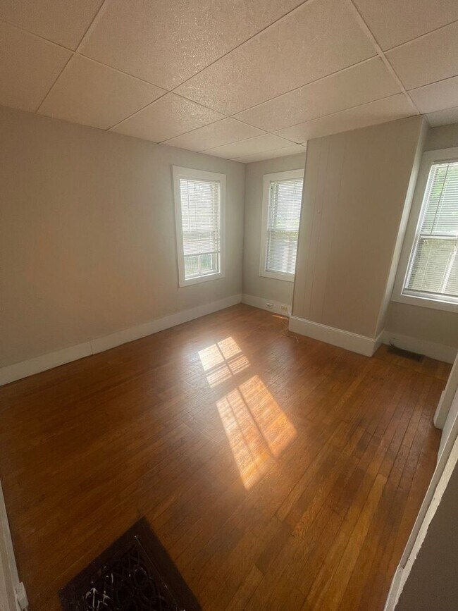 Foto del edificio - Large 2 bed unit right next to the Commute...