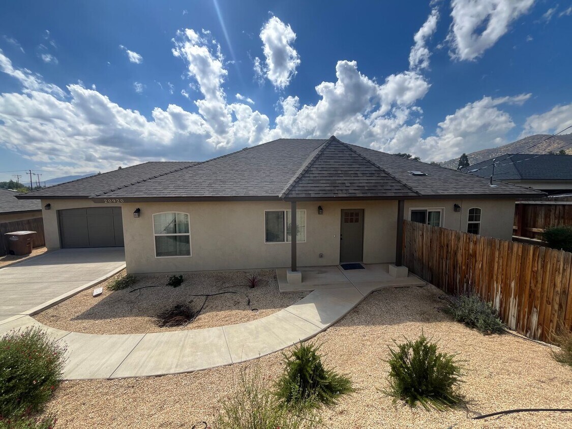 Foto principal - 4 Bed 3 Bath Home in Golden Hills Communit...