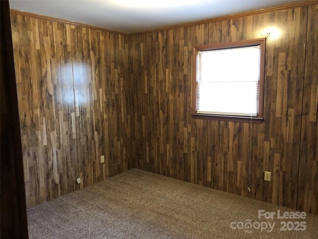 Building Photo - 355 Sunny Hill Dr