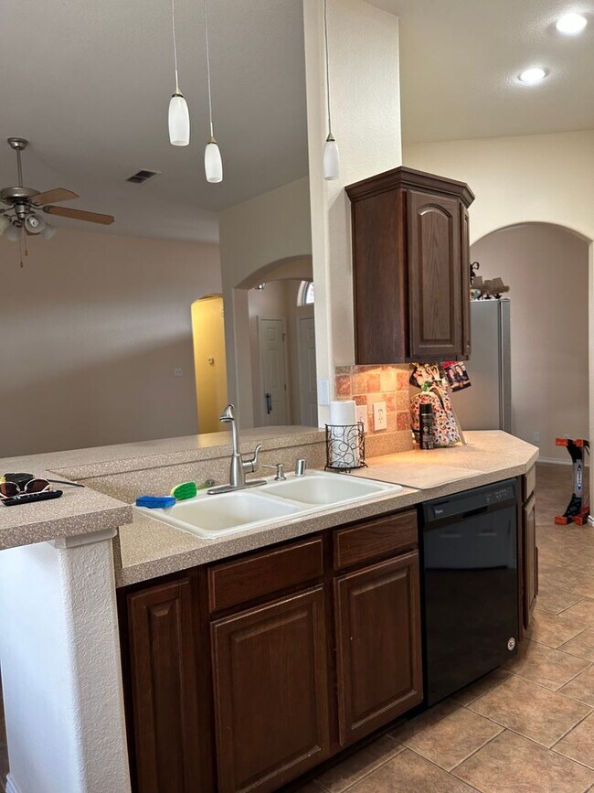 Foto del edificio - 6911 Stonegate Dr