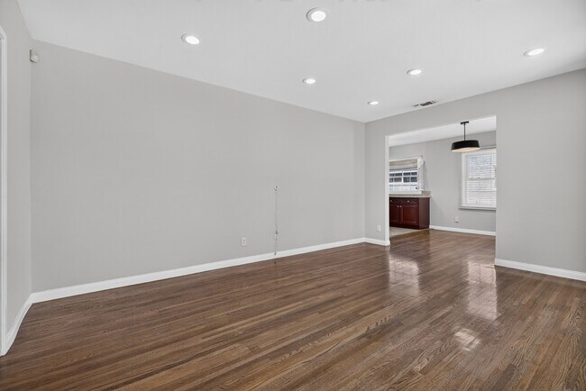 Foto del edificio - 13569 Montague St