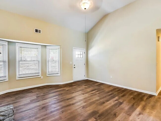 Living Room - 292 Oak Rdg