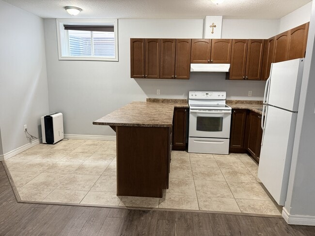 Kitchen and dining area - 34 Mullin Dr