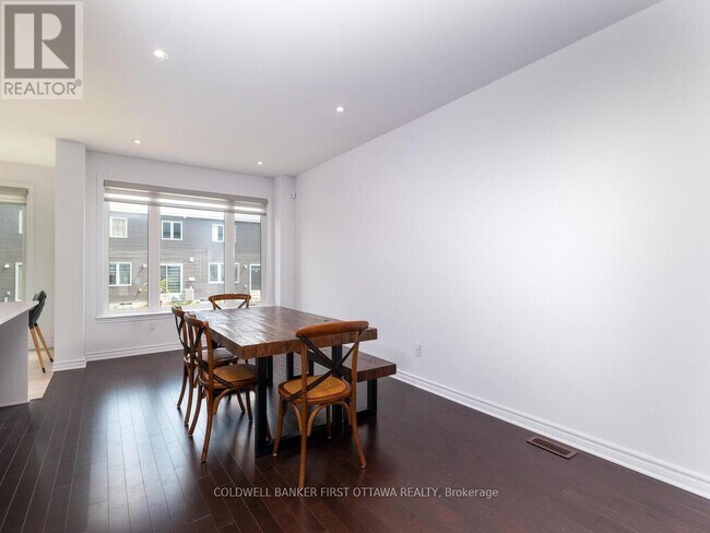 Photo du bâtiment - 736 Twist Way