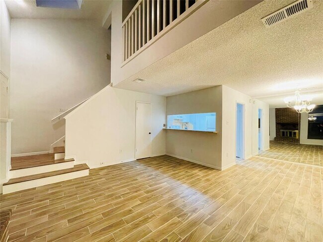 Foto del edificio - 13892 Hollowgreen Dr