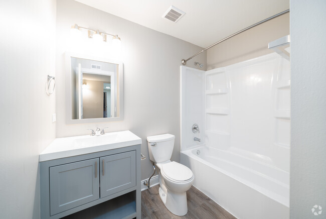 The Cove - 750SF - Bathroom - Waterfall Glen