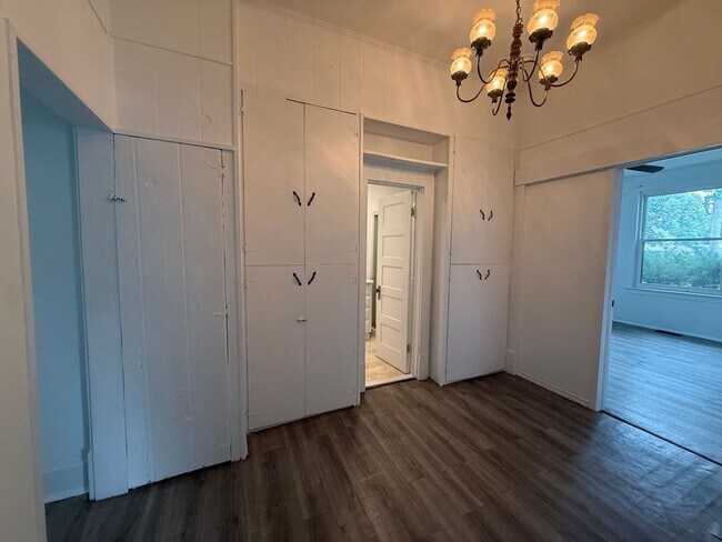 Foto del edificio - Cute 2 bedroom 1 bath home with so much space!