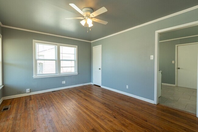 Building Photo - Updated 2 Bed 1 Bath near Yale and Admiral