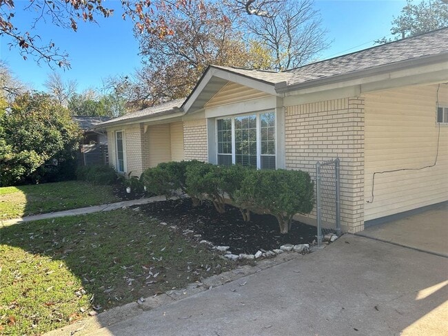 Foto del edificio - 5301 Ravensdale Ln