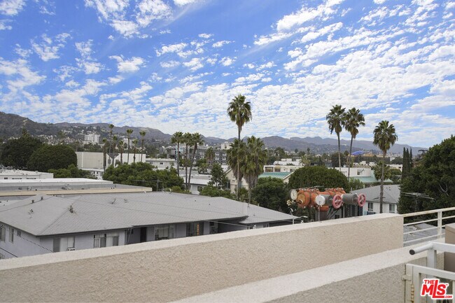 Foto del edificio - 944 N Stanley Ave