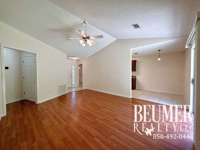 Building Photo - Charming 3-Bedroom Home in Lake Cook Estat...