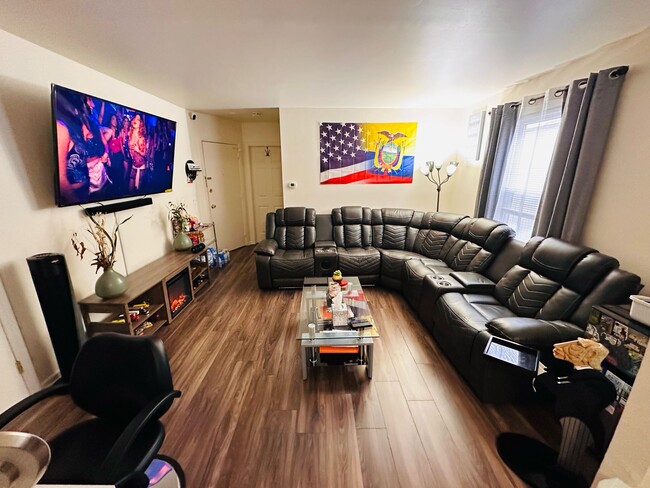 Living room - 374 Somerset St