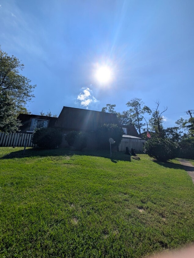 Three bedroom townhouse in the heart of West Knoxville. - 9102 Woodpark Ln (Knoxville, TN)