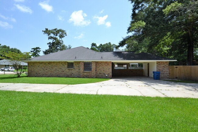 Foto del edificio - Newly renovated home in Beau Village Subdivision in Denham Springs near I-12