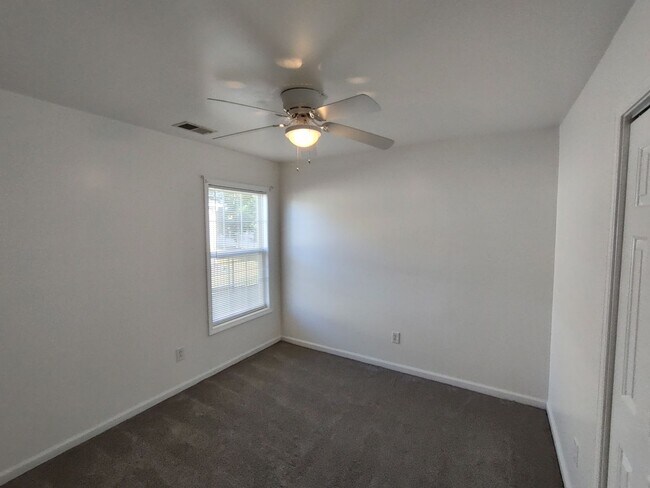 Foto del edificio - NEWLY RENOVATED 4 Bed/2 Bath home in Woodb...