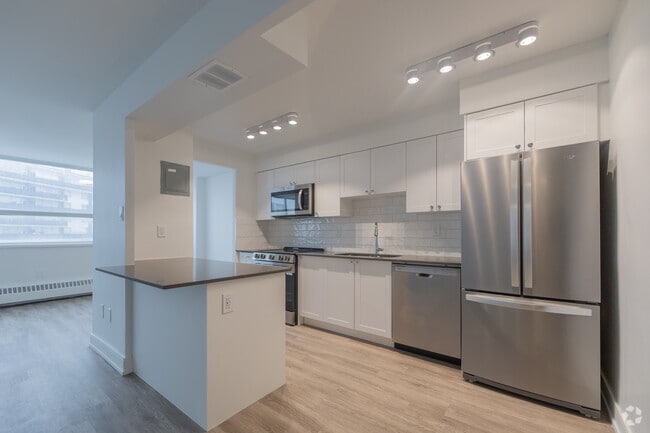 2 chambres, 1 salle de bain - 996 pi² - Cuisine - Champlain Towers at 75 Thorncliffe Park Drive