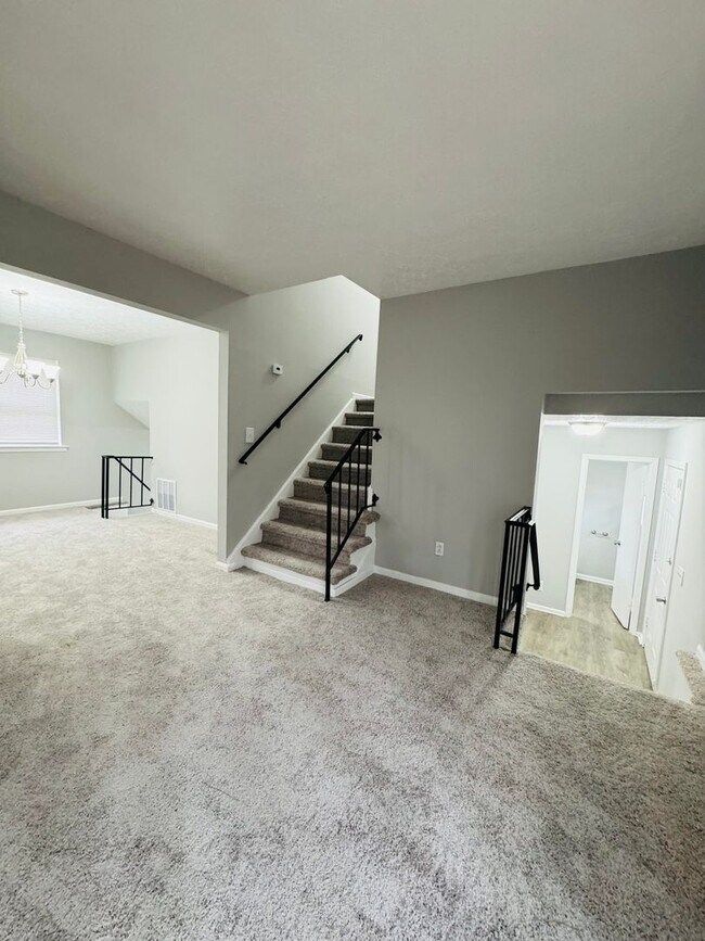 Building Photo - Beautiful renovated 4 Bedroom Spacious  Sp...