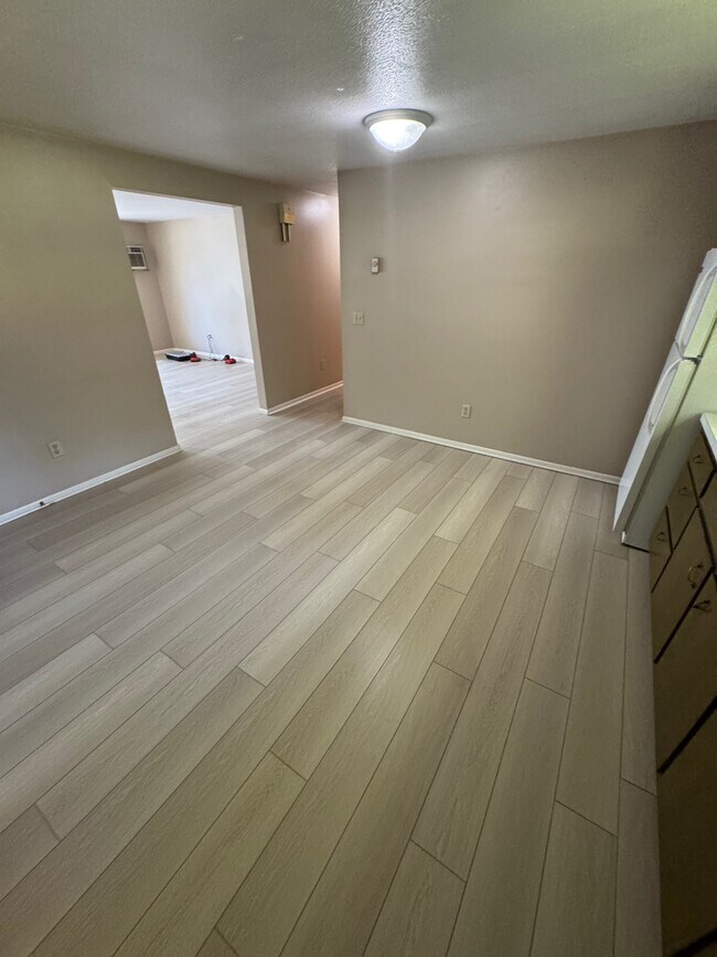 Foto del edificio - 130 N Gerke Ave