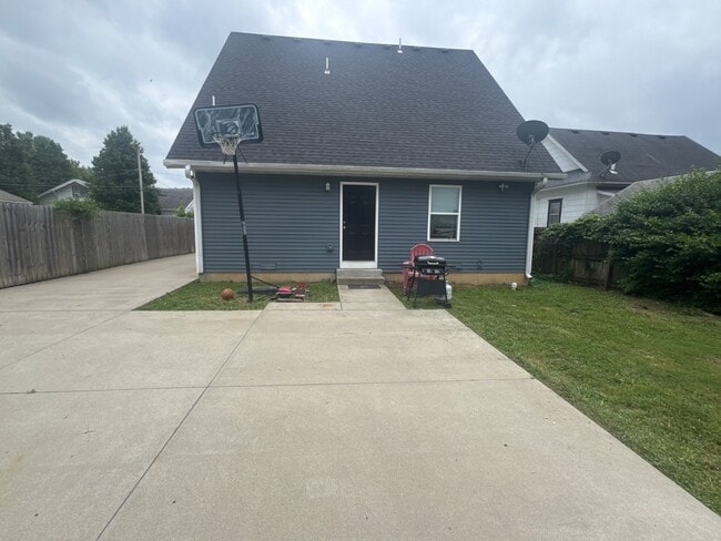 Building Photo - 613 W Harrison St